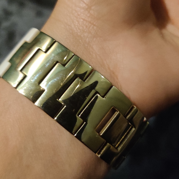 BETSEY JOHNSON WHITE ACRYLIC BAND GOLD TONE DIAL WATCH - Picture 7 of 7